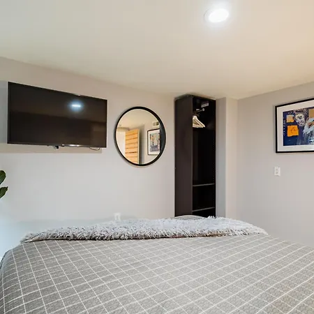 Stay Portland - Lovely Location, 4 Bedroom Pearl Apt, Sleeps 8
